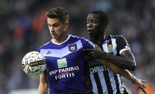 的中场球员 的中场球员